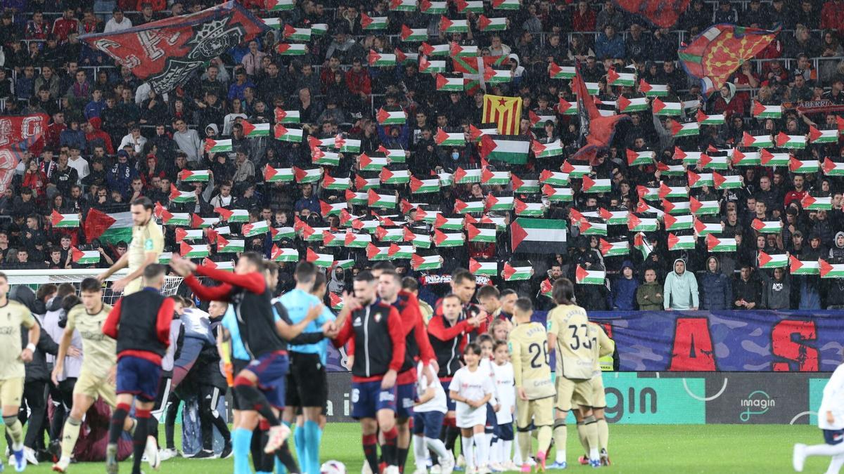 جماهير أوساسونا ترفع أعلام فلسطين في مباراة غرناطة